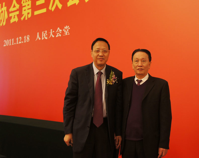 凤翔集团创始人王晓（右）与农业部原副部长张宝文（左）合影