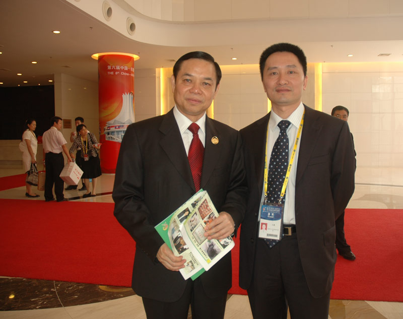 凤翔集团董事长王晟（右）与广西区人大常委会副主任李克（左）合影