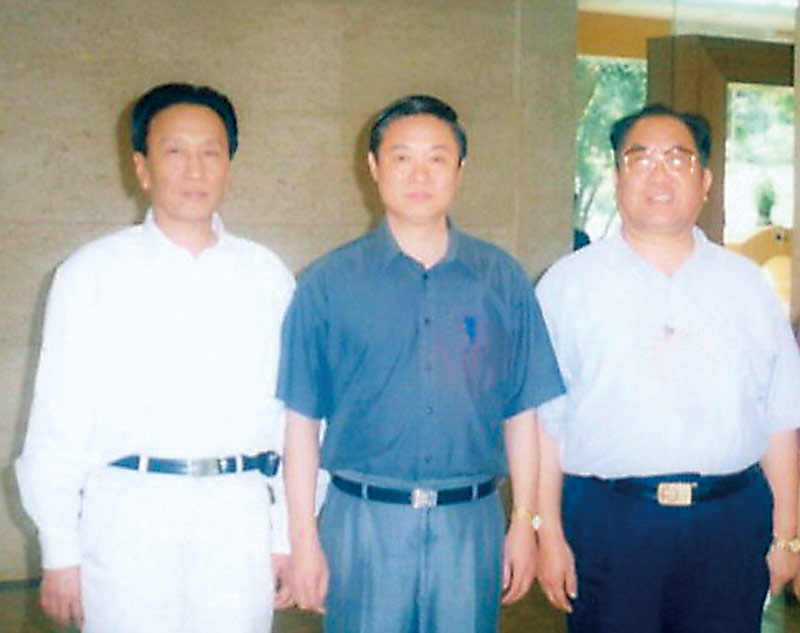 中央政治局委员、中央书记处书记、中宣部部长刘奇葆（中）与集团创始人王晓（左一）合影