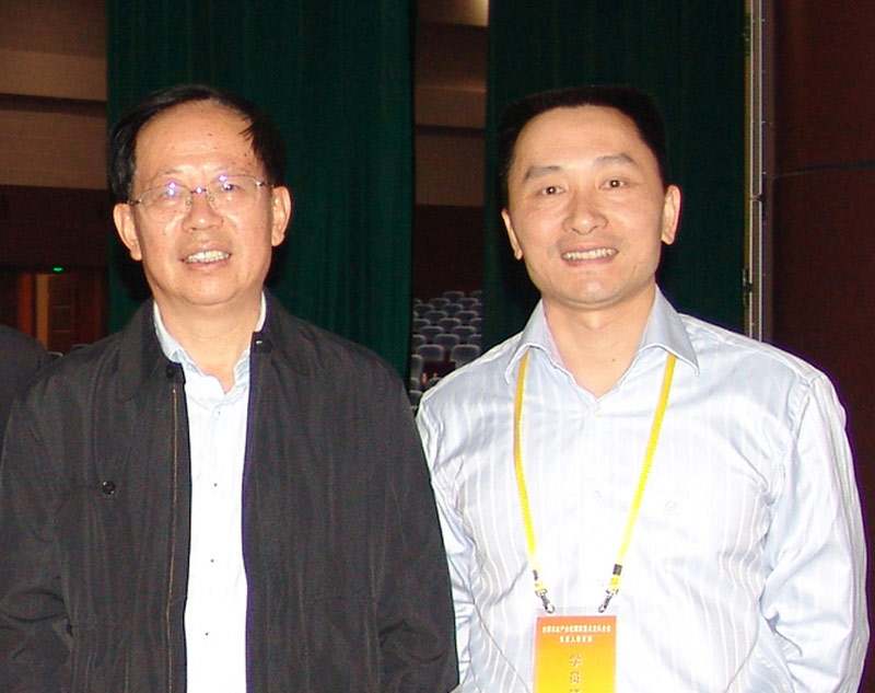 凤翔集团董事长王晟（右）与原广西区党委副书记、现任广西区人大常委会副主任危朝安（左）合影